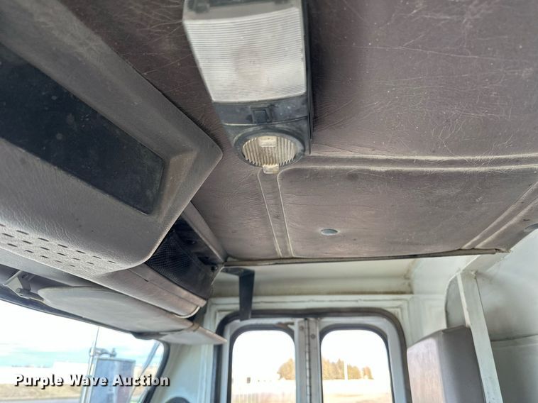 image for item DV0624 2001 International  4700 refuse truck