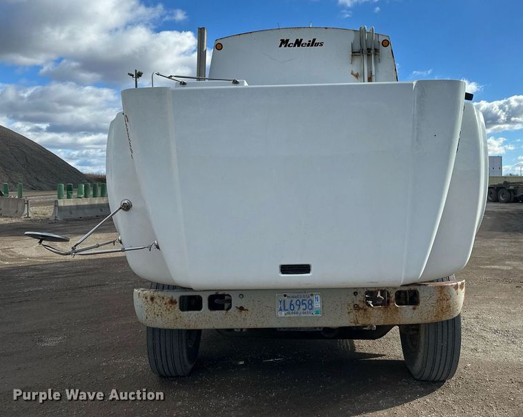 image for item DV0624 2001 International  4700 refuse truck