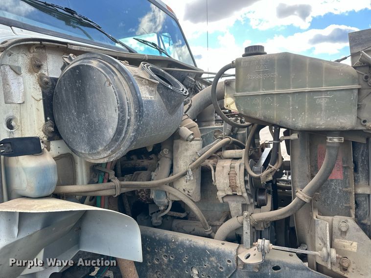 image for item DV0624 2001 International  4700 refuse truck