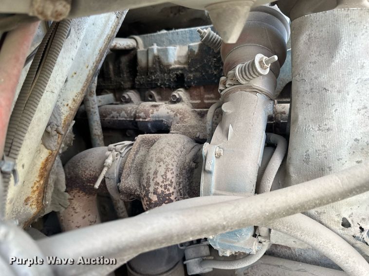 image for item DV0624 2001 International  4700 refuse truck