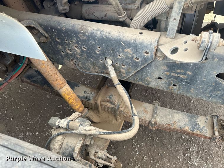 image for item DV0624 2001 International  4700 refuse truck