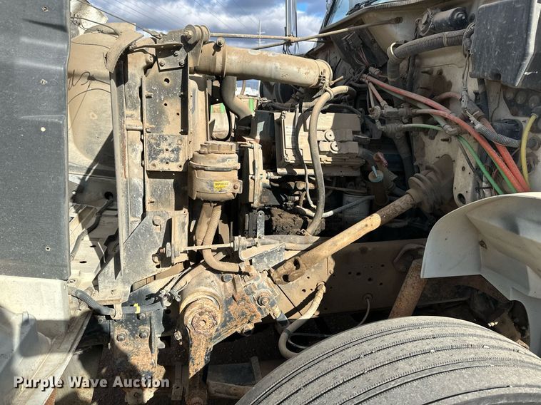 image for item DV0624 2001 International  4700 refuse truck