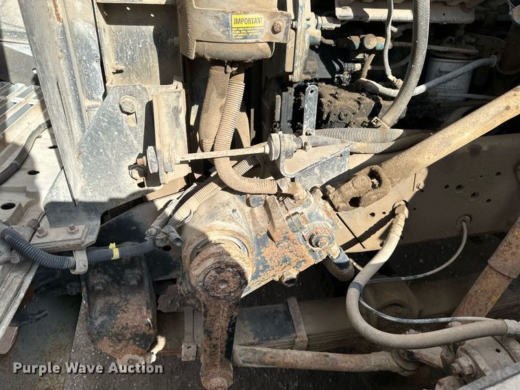 image for item DV0624 2001 International  4700 refuse truck