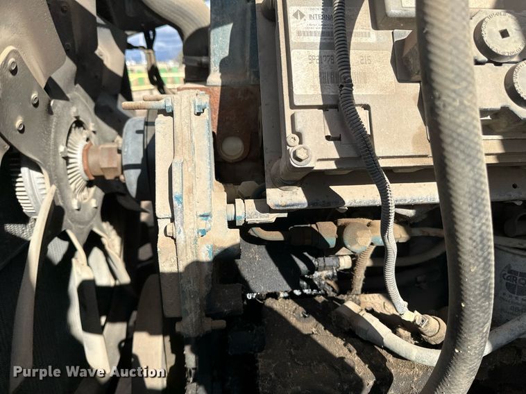 image for item DV0624 2001 International  4700 refuse truck