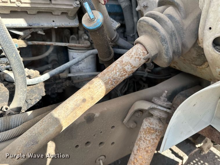 image for item DV0624 2001 International  4700 refuse truck