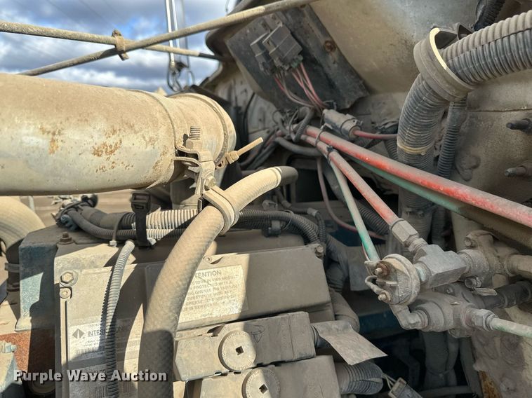 image for item DV0624 2001 International  4700 refuse truck