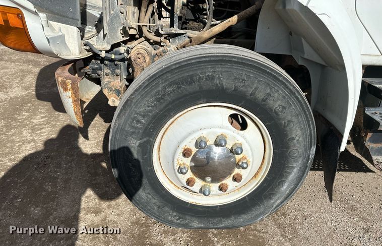 image for item DV0624 2001 International  4700 refuse truck