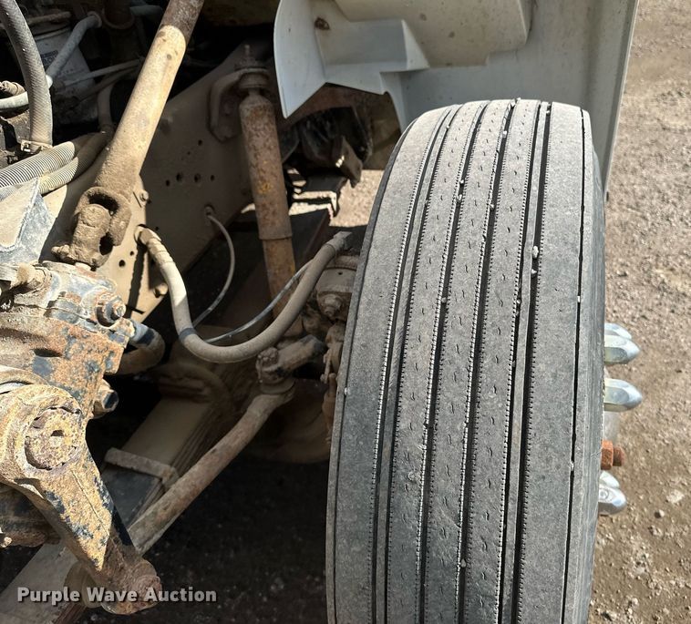 image for item DV0624 2001 International  4700 refuse truck