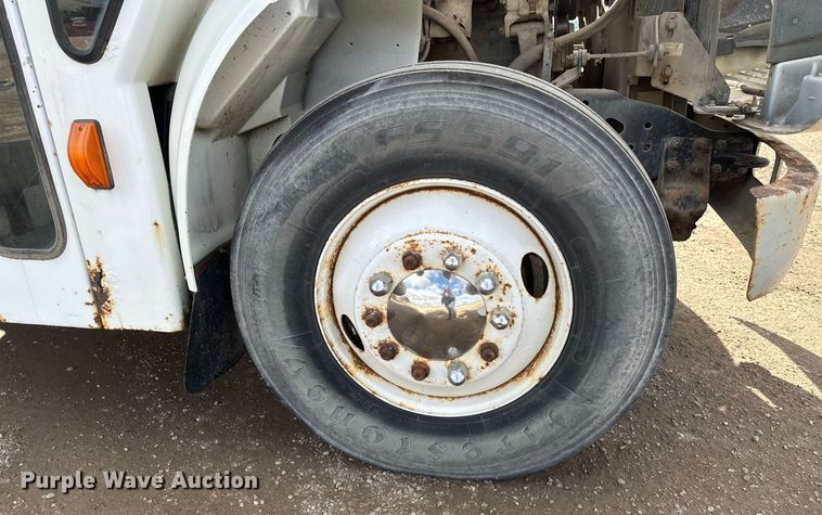 image for item DV0624 2001 International  4700 refuse truck