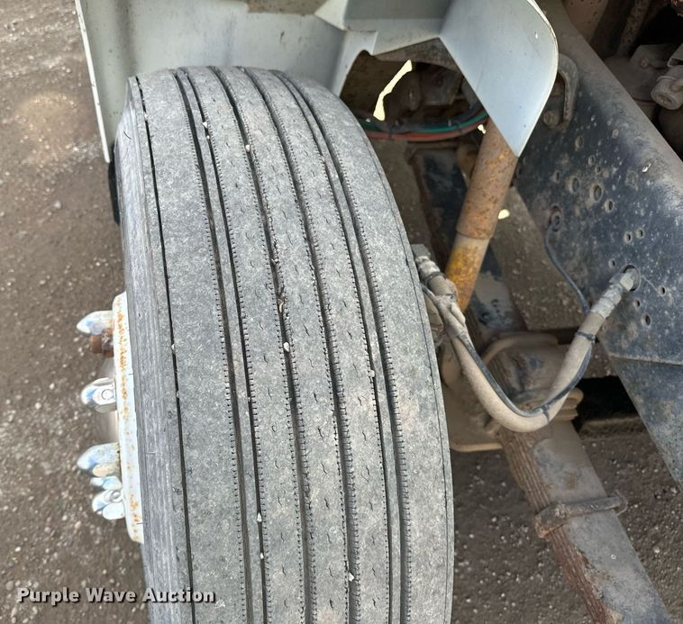 image for item DV0624 2001 International  4700 refuse truck