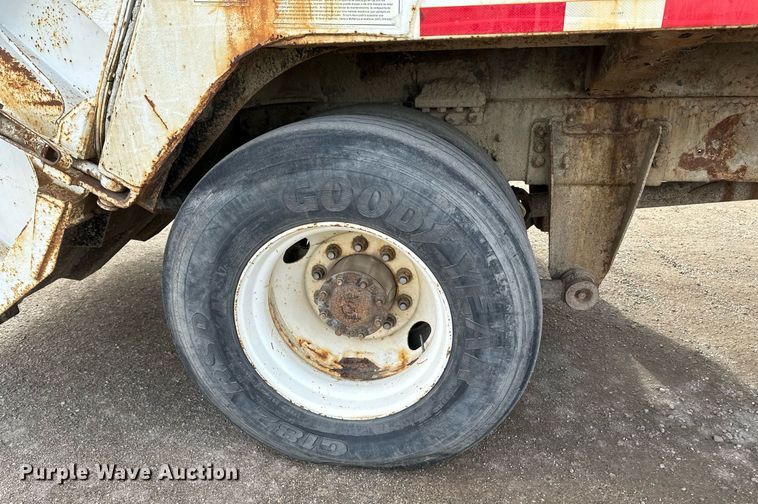 image for item DV0624 2001 International  4700 refuse truck