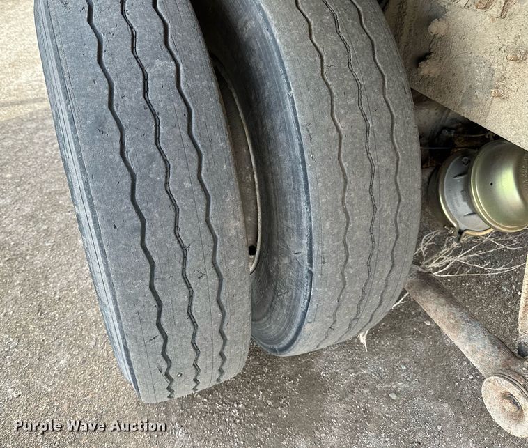 image for item DV0624 2001 International  4700 refuse truck