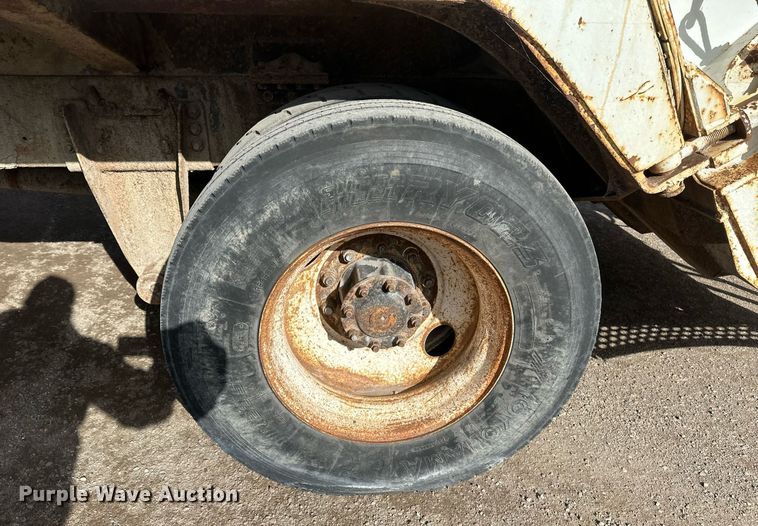 image for item DV0624 2001 International  4700 refuse truck