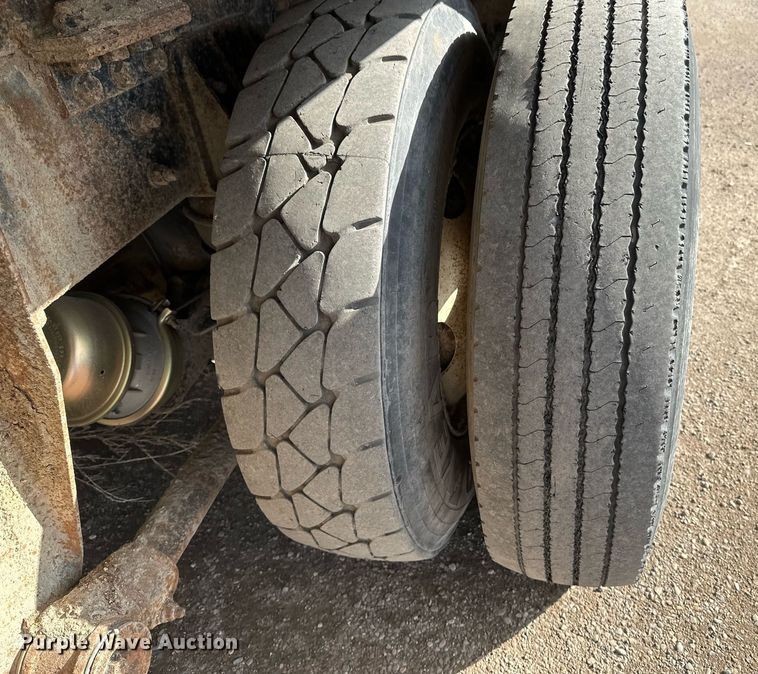 image for item DV0624 2001 International  4700 refuse truck