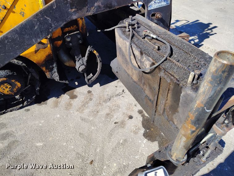 image for item DV6708 2004 LeeBoy L8816 T paver