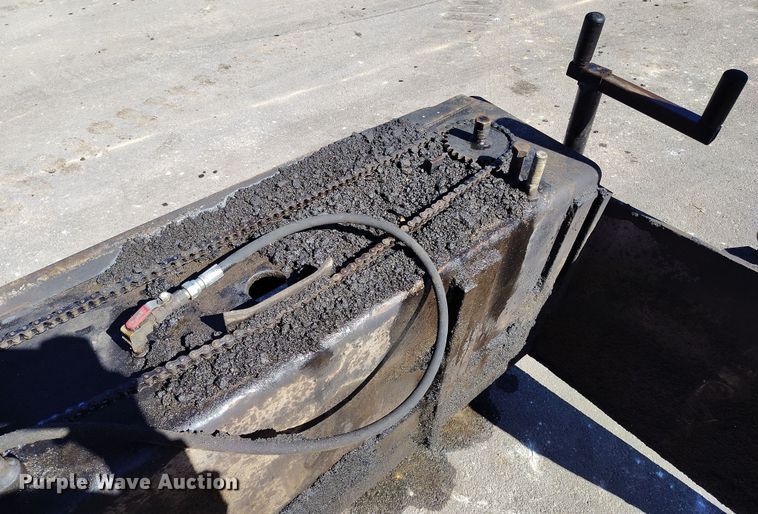 image for item DV6708 2004 LeeBoy L8816 T paver