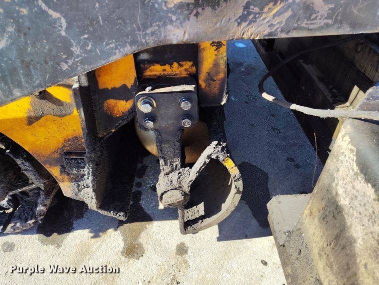 image for item DV6708 2004 LeeBoy L8816 T paver