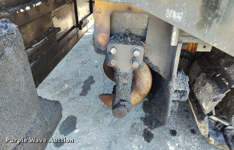 image for item DV6708 2004 LeeBoy L8816 T paver