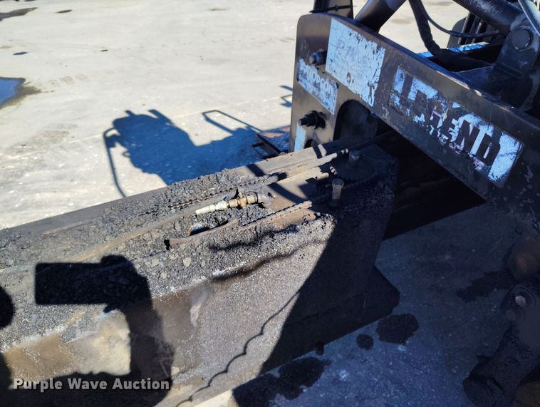 image for item DV6708 2004 LeeBoy L8816 T paver