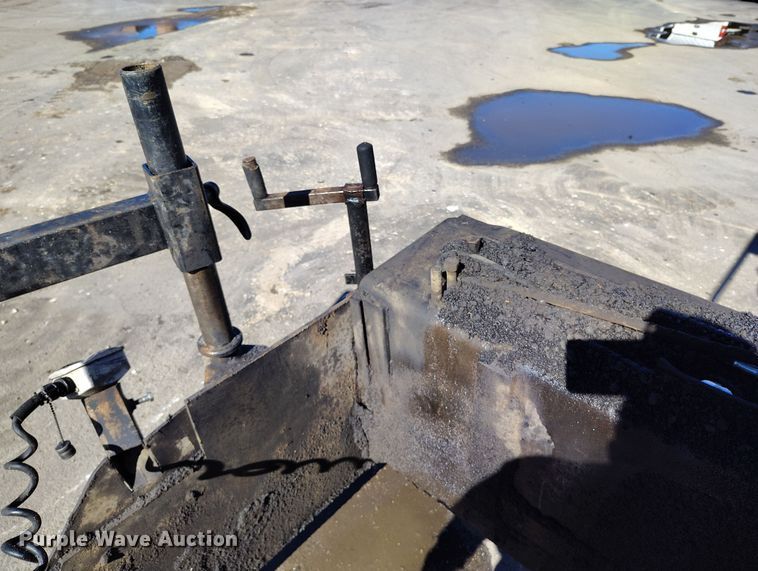 image for item DV6708 2004 LeeBoy L8816 T paver