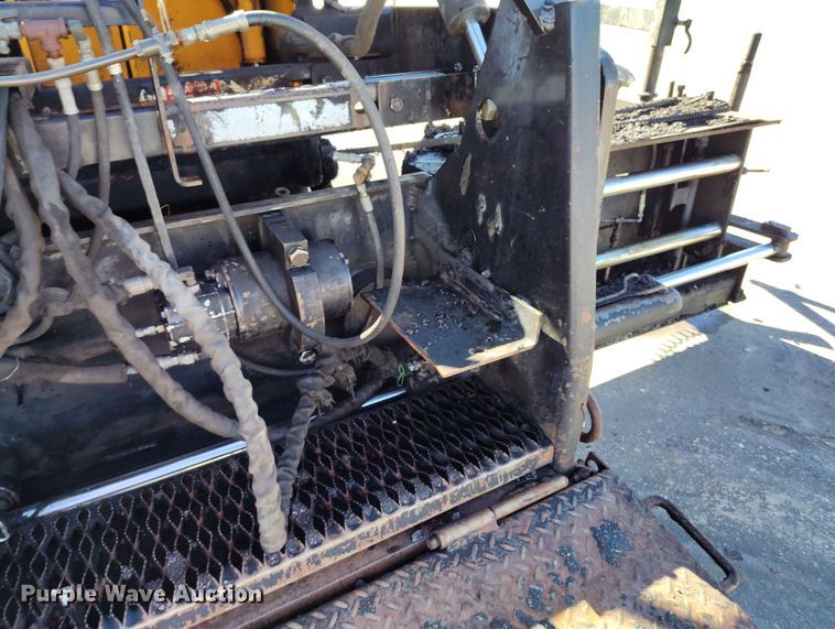 image for item DV6708 2004 LeeBoy L8816 T paver