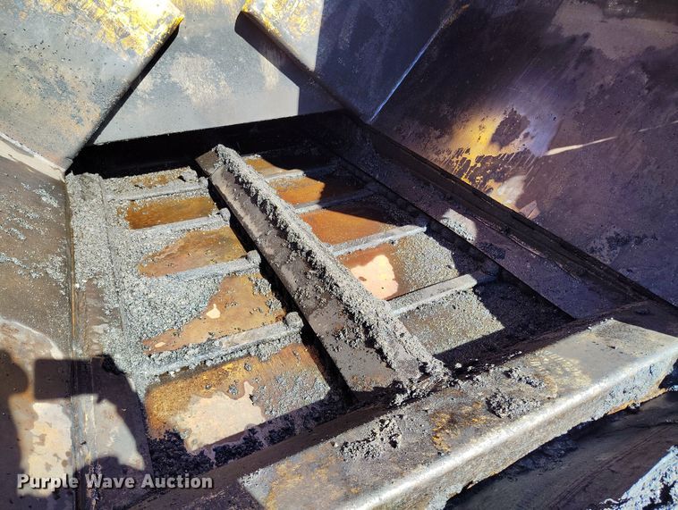 image for item DV6708 2004 LeeBoy L8816 T paver