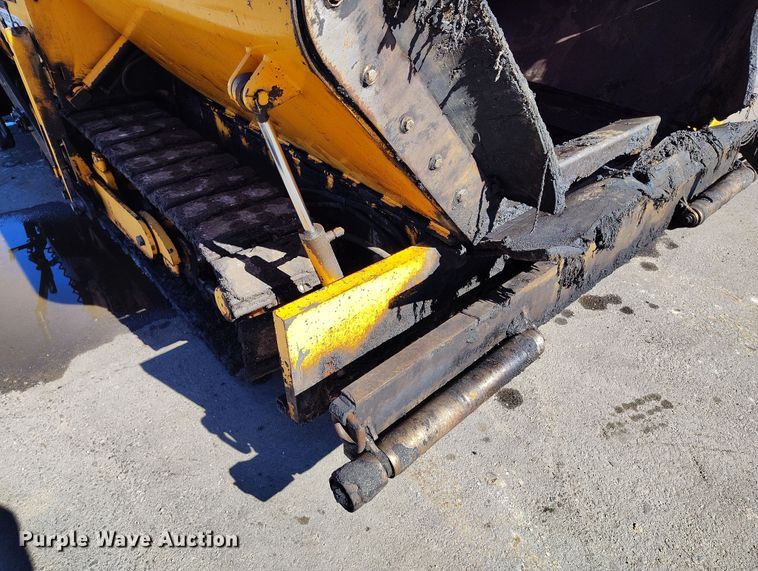 image for item DV6708 2004 LeeBoy L8816 T paver