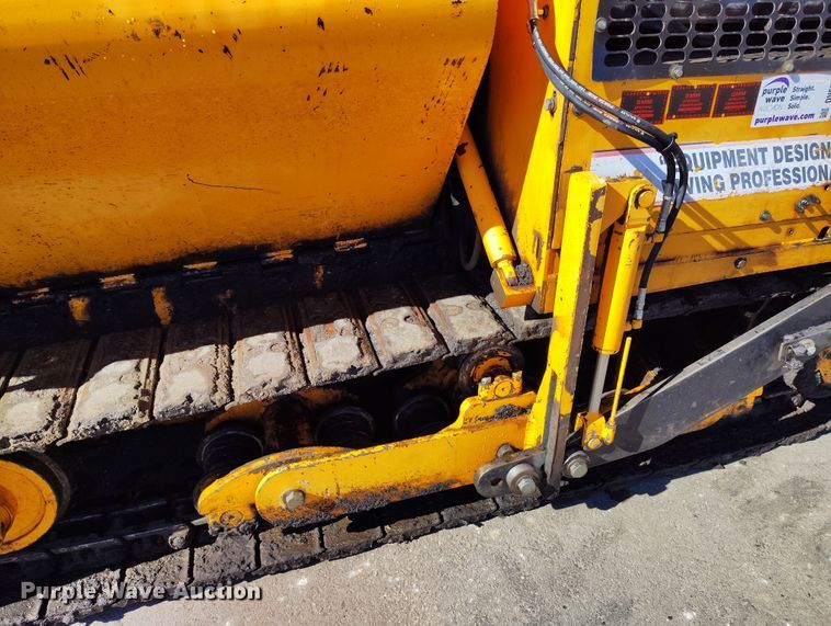 image for item DV6708 2004 LeeBoy L8816 T paver