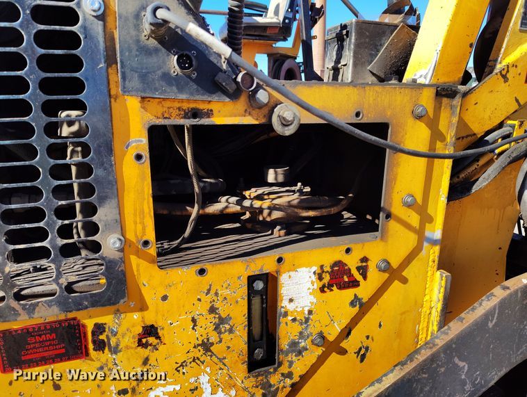 image for item DV6708 2004 LeeBoy L8816 T paver