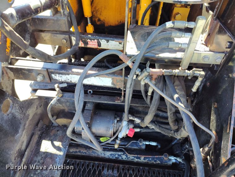 image for item DV6708 2004 LeeBoy L8816 T paver