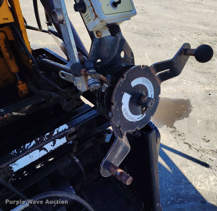 image for item DV6708 2004 LeeBoy L8816 T paver