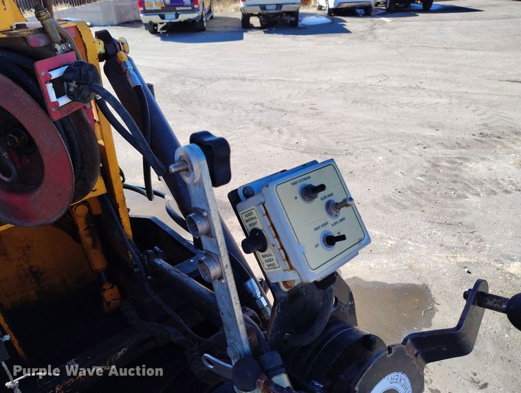 image for item DV6708 2004 LeeBoy L8816 T paver