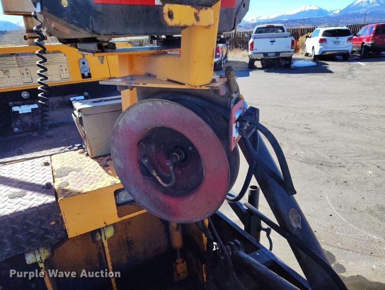 image for item DV6708 2004 LeeBoy L8816 T paver