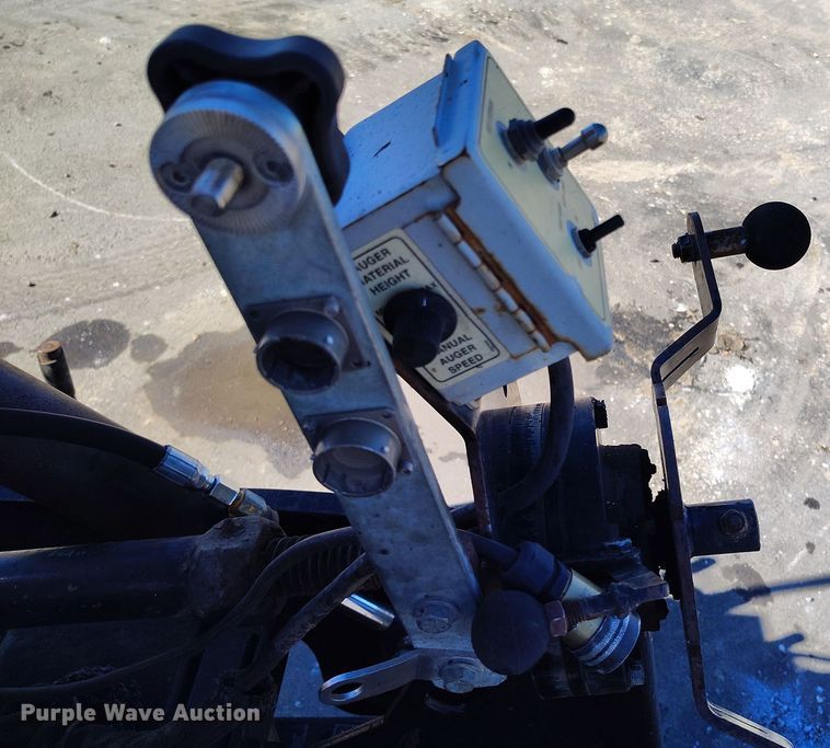 image for item DV6708 2004 LeeBoy L8816 T paver