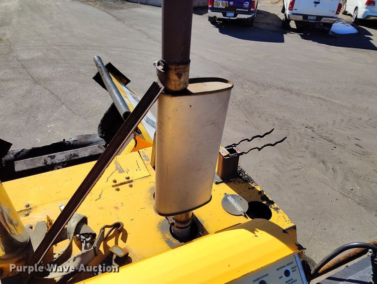 image for item DV6708 2004 LeeBoy L8816 T paver