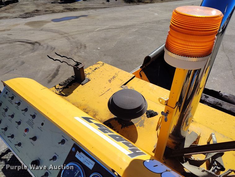 image for item DV6708 2004 LeeBoy L8816 T paver