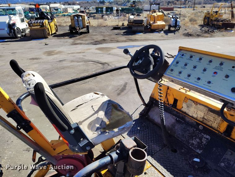 image for item DV6708 2004 LeeBoy L8816 T paver