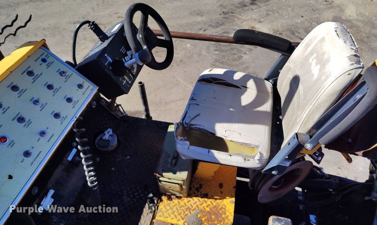 image for item DV6708 2004 LeeBoy L8816 T paver