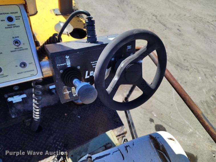 image for item DV6708 2004 LeeBoy L8816 T paver