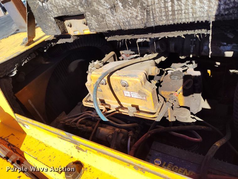 image for item DV6708 2004 LeeBoy L8816 T paver