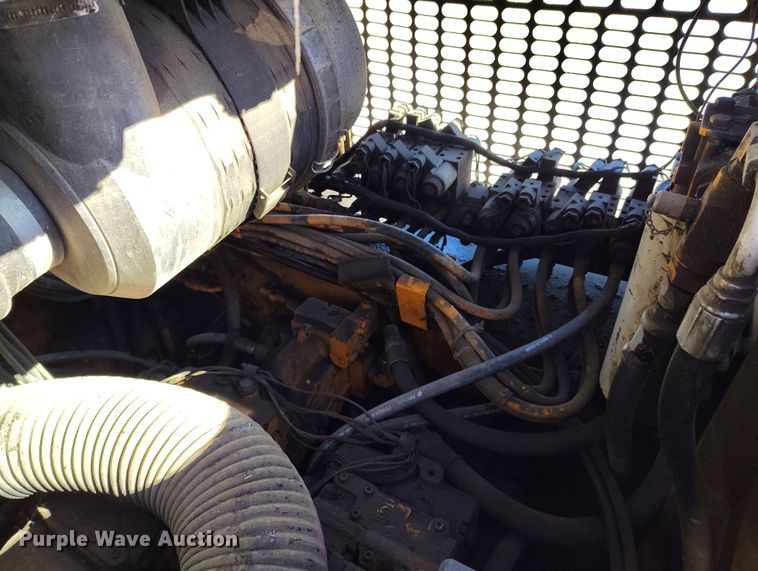 image for item DV6708 2004 LeeBoy L8816 T paver