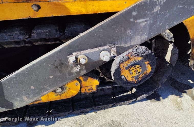 image for item DV6708 2004 LeeBoy L8816 T paver