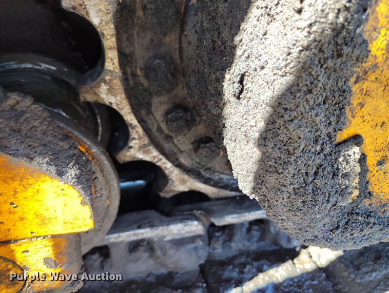 image for item DV6708 2004 LeeBoy L8816 T paver