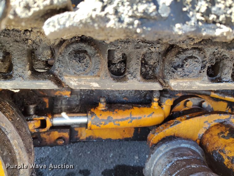 image for item DV6708 2004 LeeBoy L8816 T paver