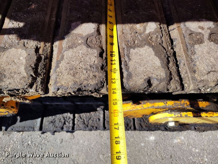 image for item DV6708 2004 LeeBoy L8816 T paver