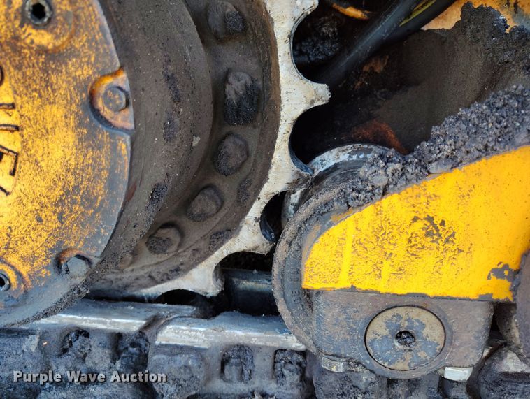 image for item DV6708 2004 LeeBoy L8816 T paver