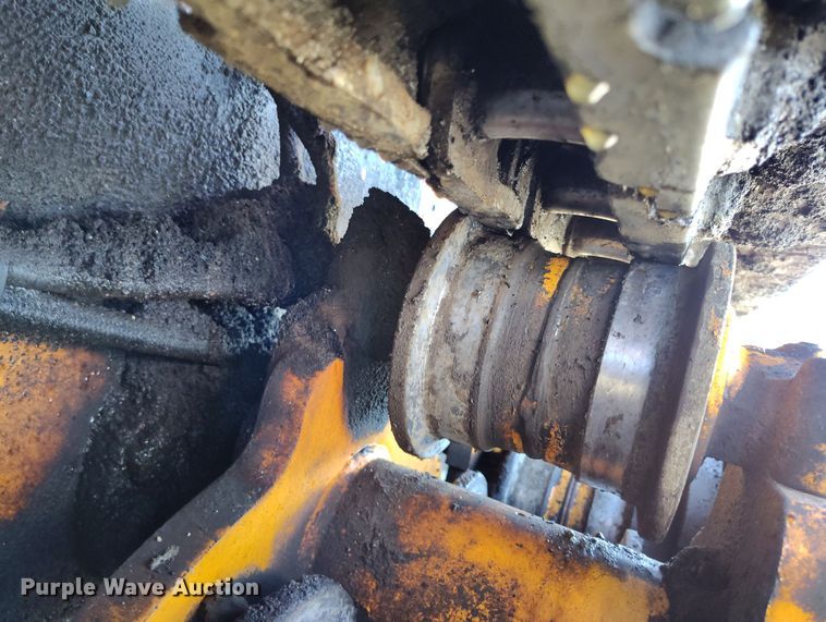 image for item DV6708 2004 LeeBoy L8816 T paver