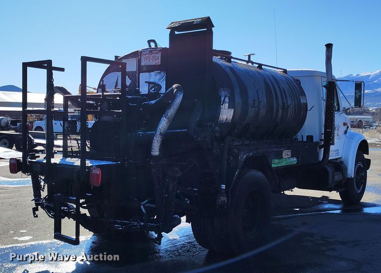 image for item DV6711 1992 International 4900 oil distributor truck