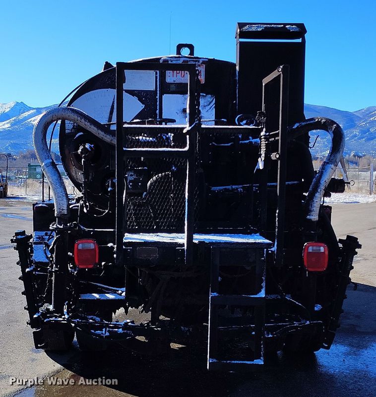 image for item DV6711 1992 International 4900 oil distributor truck