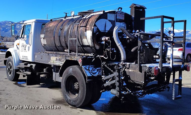 image for item DV6711 1992 International 4900 oil distributor truck